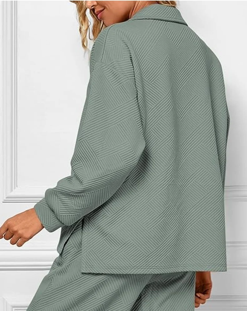Title 23, Set casual alla moda con texture in tinta unita...