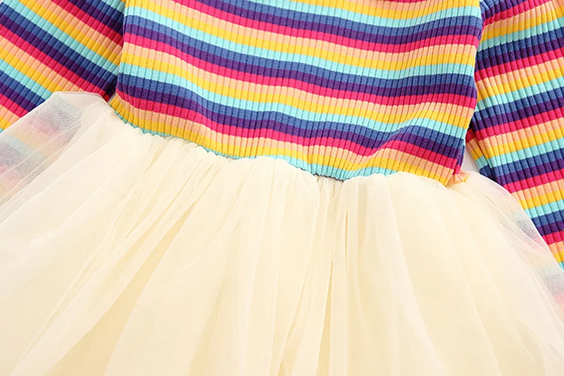 Mädchen Netzgarn Kleid Regenbogen Naht Basisrock Ein bezauberndes Kleid für kleine Mädchen. Ideal für besondere Anlässe und alltäglichen Spaß. — foto 6