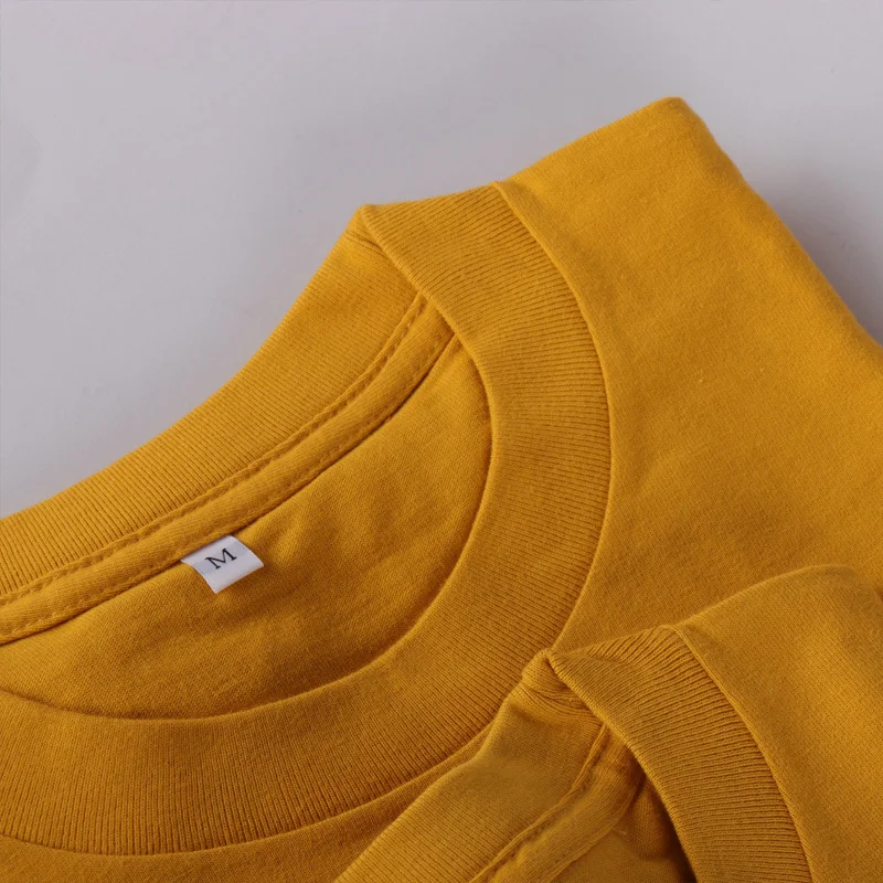 Effen gekleurde katoenen T-shirts voor heren en dames met korte mouwen. Comfortabel en stijlvol voor dagelijks gebruik. Veelzijdig en ademend. — foto 14