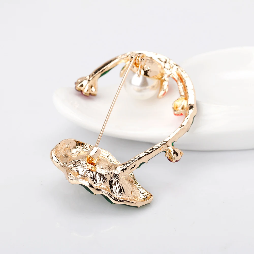 Title 5, Modieuze creatieve lotus corsage-speld. Een ele...