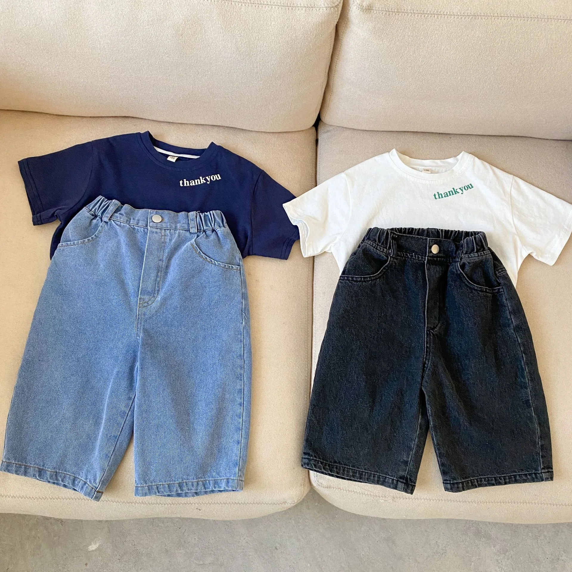 Jeans a gamba larga per bambini, nuovo stile. Comodi e alla moda, perfetti per giocare e muoversi liberamente, garantendo un look cool. — foto 4