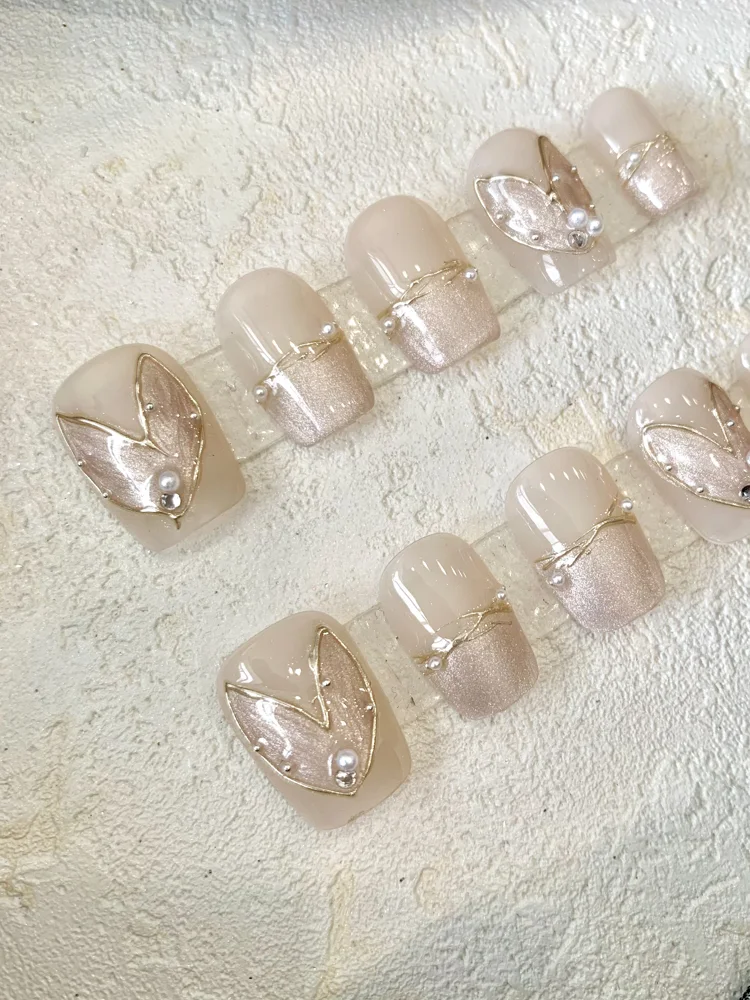Adesivos de beleza para unhas com pérolas de cauda de peixe nude fashion, proporcionando unhas elegantes e sofisticadas, de fácil aplicação e longa duração. — foto 4