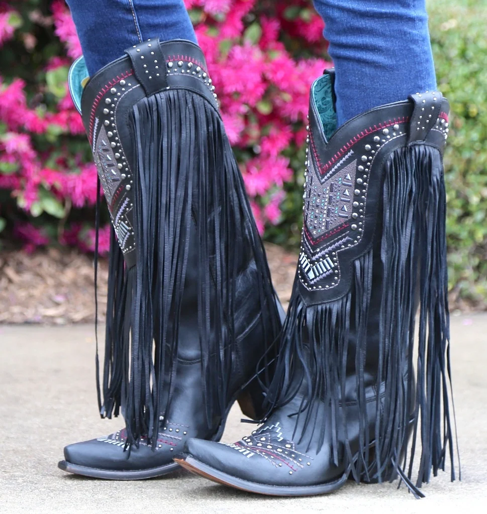 Botas Martin pontiagudas europeias e americanas, cano médio, viscose com borla, étnico retrô. Perfeitas para um visual autêntico e estiloso. — foto 11