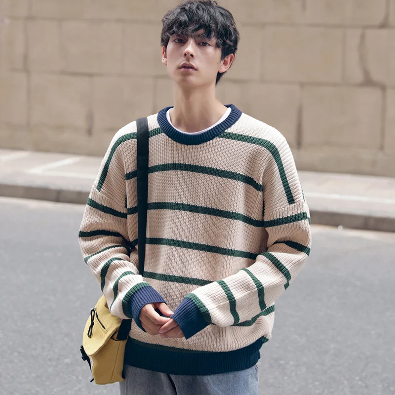 Suéter masculino plus size com gola redonda listrada e veludo, oferecendo conforto e estilo casual para o dia a dia. — foto 4