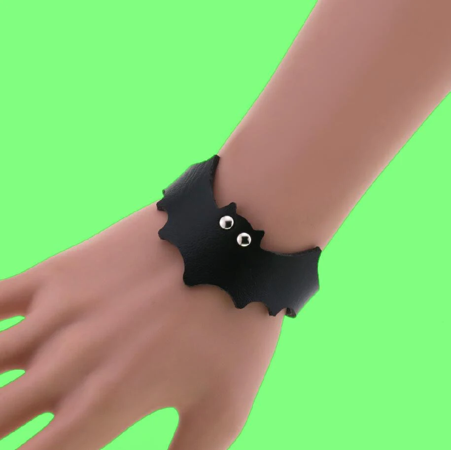 Pulseira sexy de couro de morcego. Um acessório ousado para o pulso. Elegância sombria e design único para realçar seu estilo. — foto 11