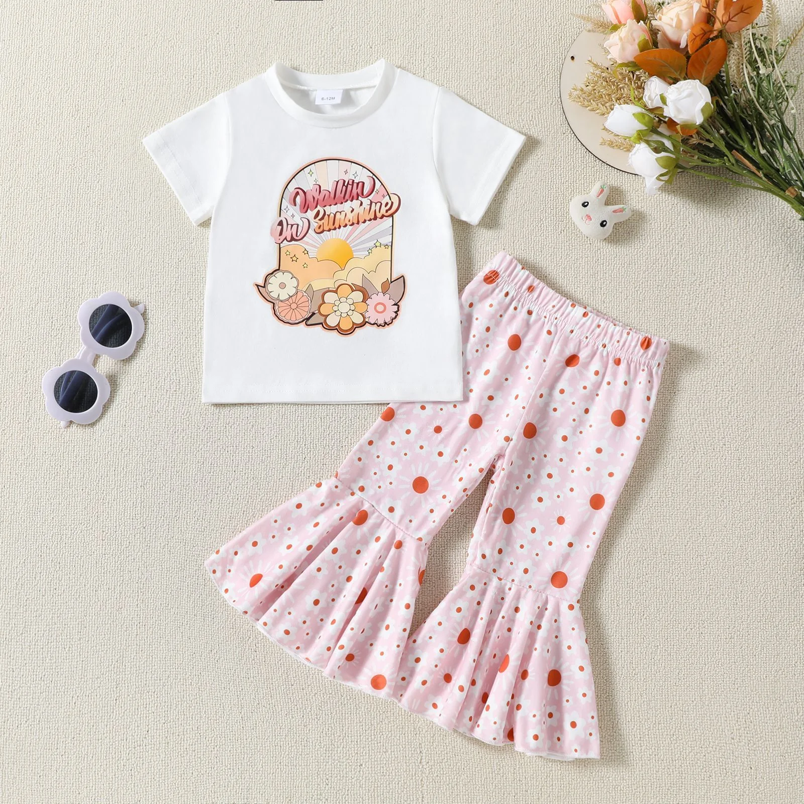 Kinder zomerpakje met bloemenprint, korte mouwen top en flared broek, perfect voor warme dagen en buitenspelen. — foto 27
