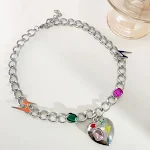 Corrente de clavícula com zircônia colorida da moda. Adicione brilho e elegância ao seu visual. Perfeita para realçar o colo e complementar seu look. — foto 1