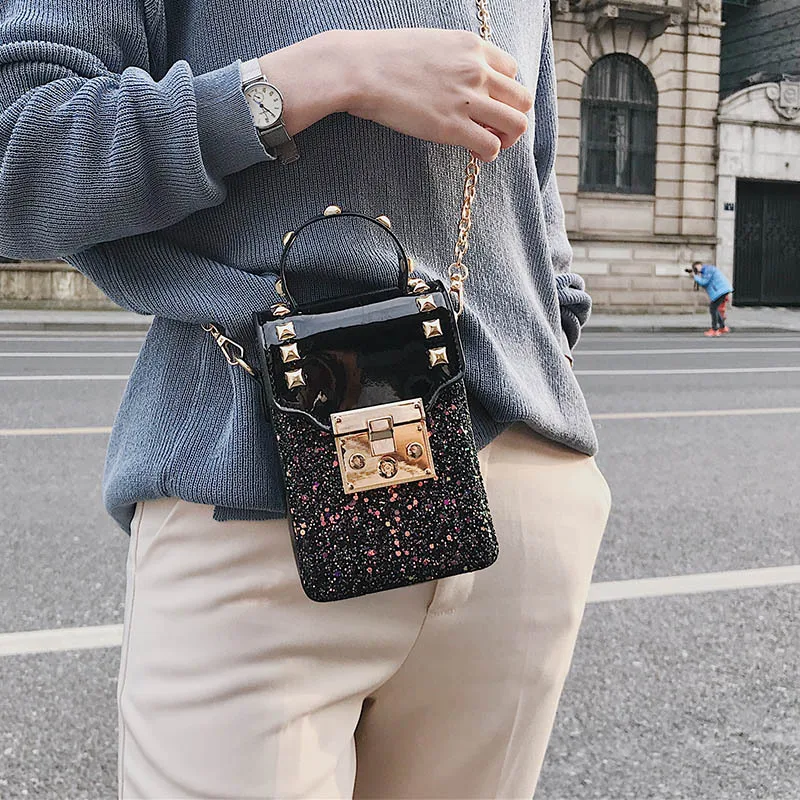 Bolsa de celular fashion com lantejoulas e design de um ombro só. Leve seu smartphone com elegância e praticidade para qualquer ocasião. — foto 2