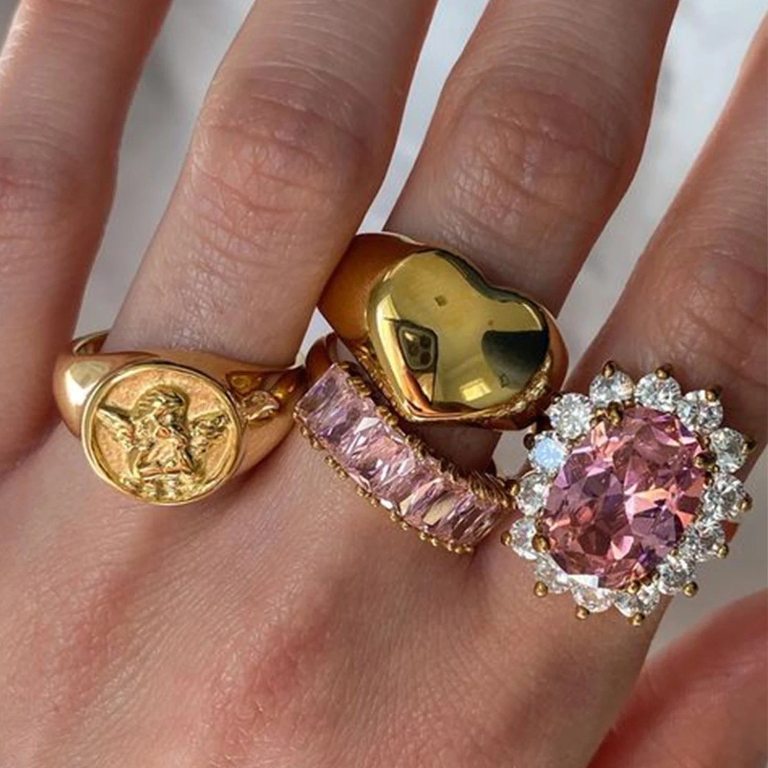 Anel de amor em aço inoxidável dourado 18K. Demonstre seu amor com elegância e durabilidade. Presente perfeito para sempre. — foto 6