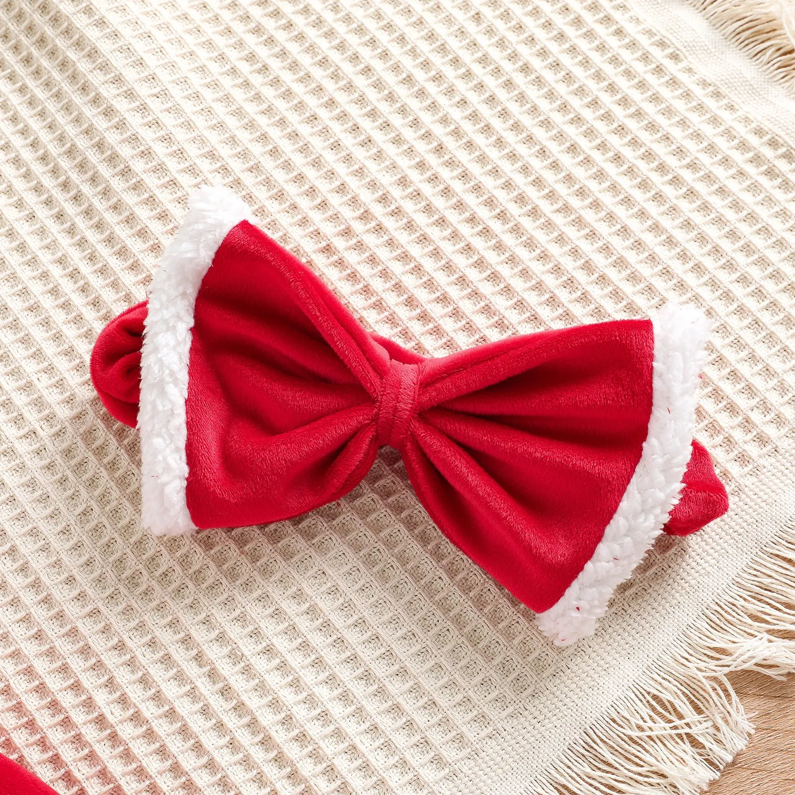 Vestido de Natal infantil com faixa de cabeça. Conjunto adorável para sua menina celebrar as festas com estilo e conforto. — foto 4