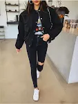High-Waist Jeans mit rohem Saum und Rissen – ein stylischer und bequemer Look. Entdecke jetzt diese einzigartige Jeans für Damen. — foto 2