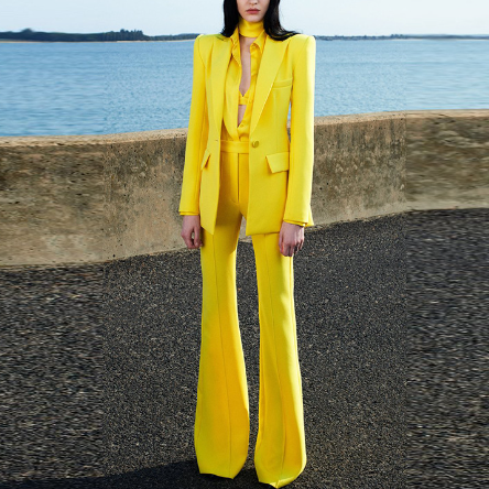 Conjunto de duas peças com calça flare, tecido de fivela de um grão e comprimento médio. Elegância e conforto para diversas ocasiões. — foto 6