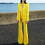 Conjunto de duas peças com calça flare, tecido de fivela de um grão e comprimento médio. Elegância e conforto para diversas ocasiões. — foto 6