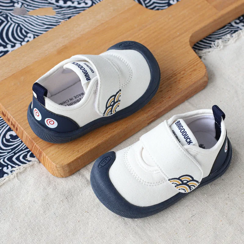 Weiche Babyschuhe für Mädchen aus Baumwollstoff, ideal für Kleinkinder. Bequeme, atmungsaktive Schuhe für zarte Babyfüße. — foto 4