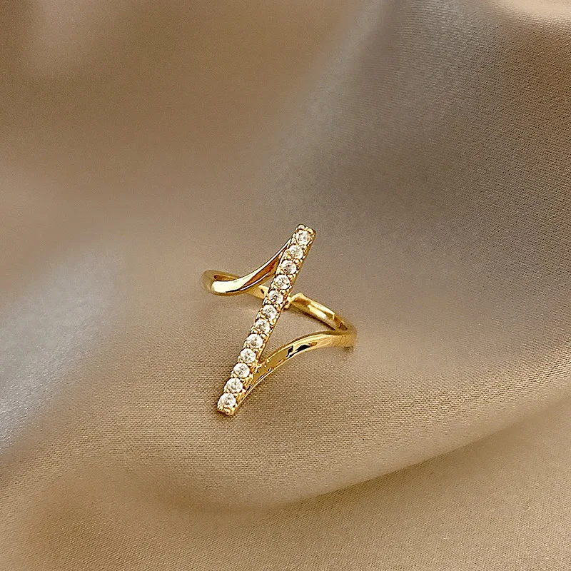 Anel feminino estiloso e simples com personalidade. Um acessório perfeito para expressar sua individualidade e adicionar charme ao seu visual. — foto 1