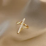 Anel feminino estiloso e simples com personalidade. Um acessório perfeito para expressar sua individualidade e adicionar charme ao seu visual. — foto 1