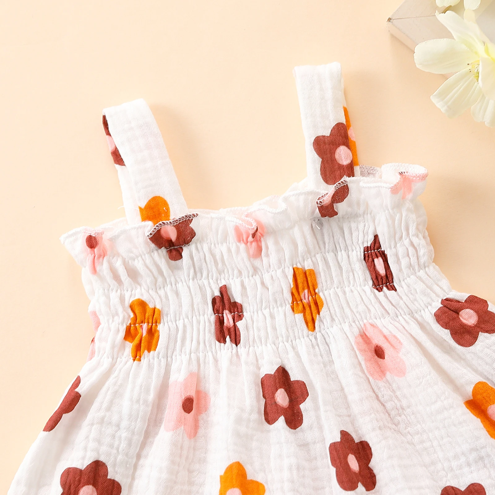 Conjunto duas peças para bebê menina, com flores, shorts saia de renda e top ciganinha, look fofo e fresco para o verão. — foto 10
