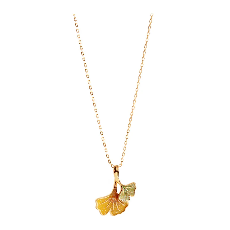 Colar feminino gracioso e moderno com pingente de folha de ginkgo outonal esmaltado com camadas e efeito tridimensional. — foto 9