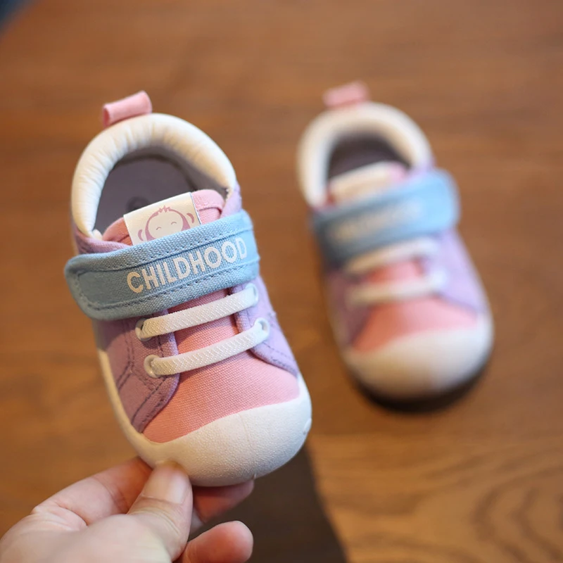 Sapatos de sola macia para bebês e crianças pequenas, ideais para os primeiros passos, com conforto e segurança. — foto 2