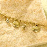 Colar Concha Estilo Oceano Verão, Aço Titânio Ouro 18K, Joia Europeia Americana, Ideal para Looks de Praia e Sofisticação. — foto 3