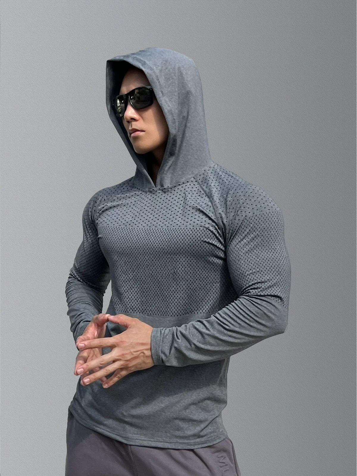 Camiseta masculina de manga longa com capuz, ajuste fino para corrida ao ar livre, leve e respirável, perfeita para esportes. — foto 9