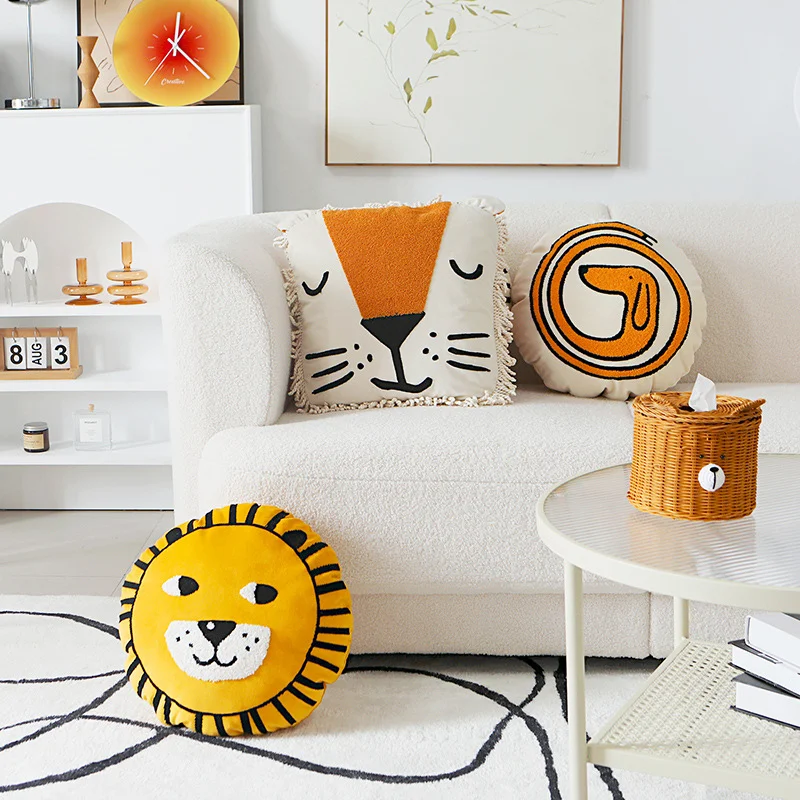 Capa de almofada com design original, moderno e minimalista de leão. Decore sua casa com elegância e conforto, ideal para sofás e camas. — foto 1