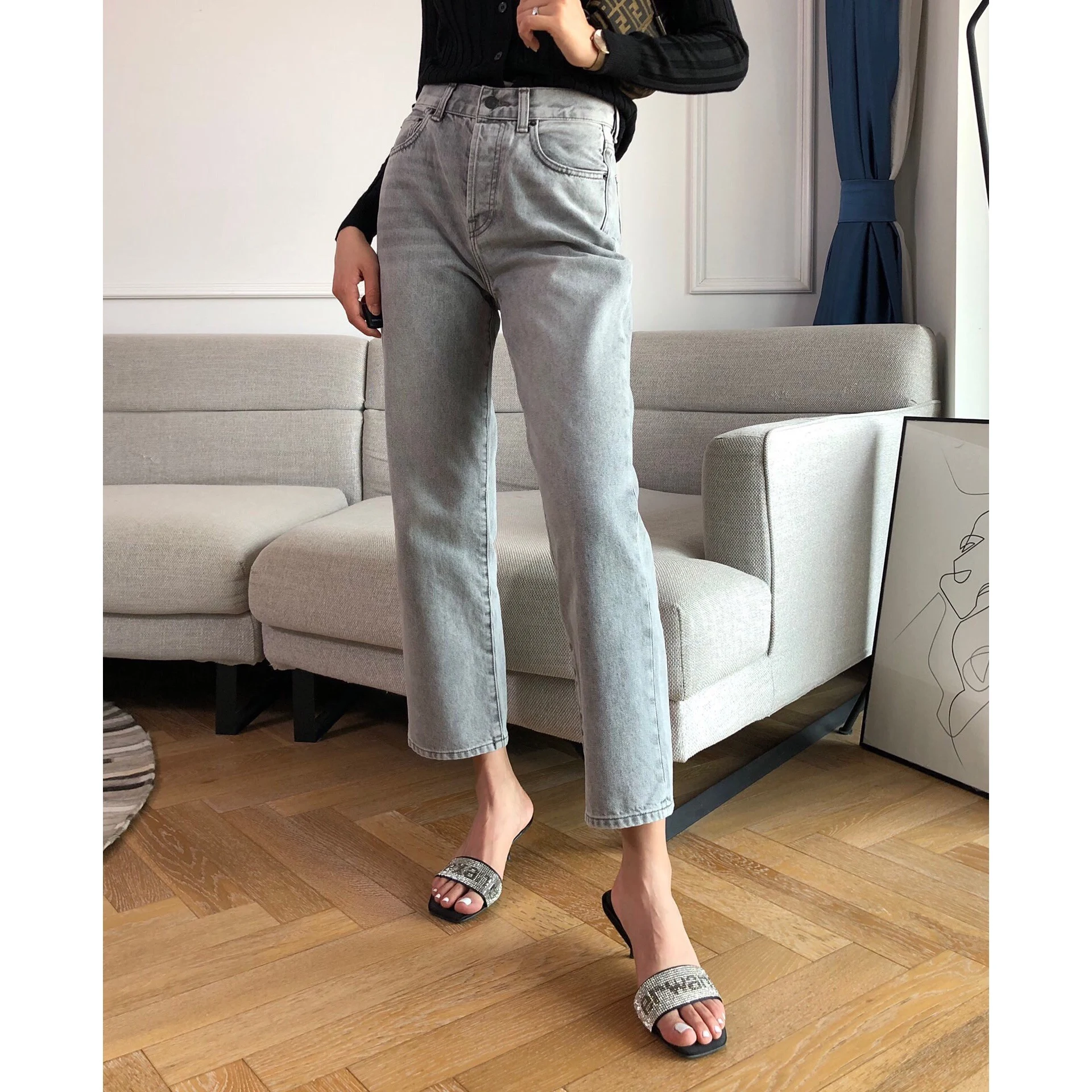 Calças jeans cinza cropped, ideais para um visual moderno e confortável. Desfrute da praticidade e estilo casual, perfeitas para diversas ocasiões. — foto 3