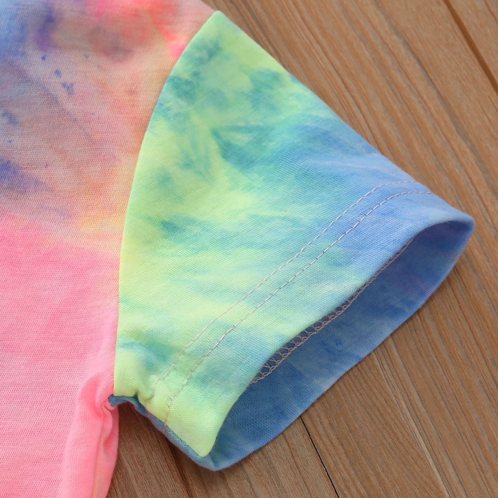 Majica sa okruglim izrezom i tie-dye printom. Udobna i moderna, idealna za ležeran, živopisan izgled. Unesite boju u vašu garderobu. — foto 4
