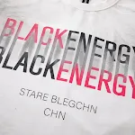 Camiseta de manga curta com estampa de letras estilo spray, desgastada e com aspecto envelhecido, ideal para um visual despojado. — foto 5