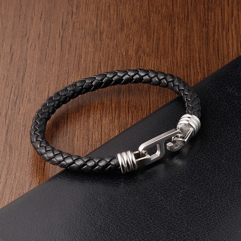 Pulseira de couro com personalidade fashion masculina. Um acessório estiloso e durável para homens que buscam um toque de sofisticação e atitude no visual. — foto 5
