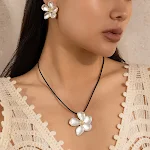 Colar feminino de corrente com pingente de flor de cinco pétalas, design em espiral, acessório de moda delicado. — foto 2
