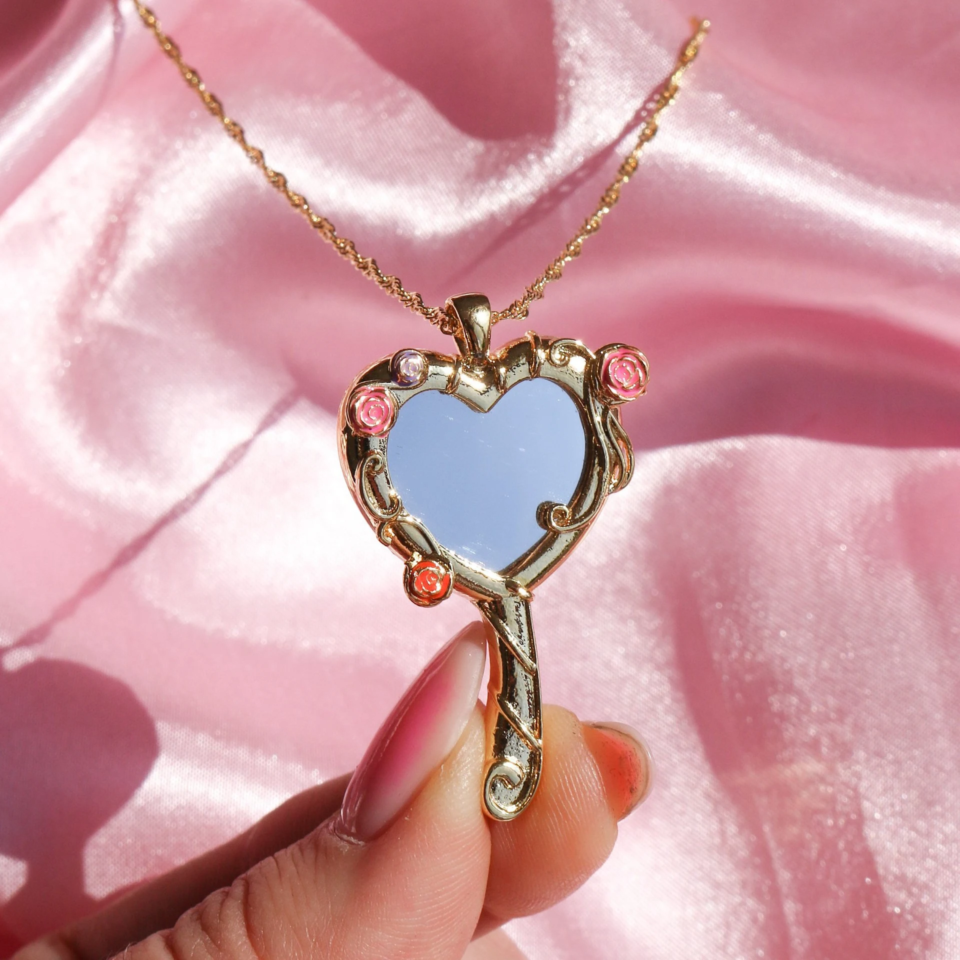 Colar porta-fotos espelhado com diamantes, abre e fecha. Leve suas memórias com você, joia elegante e com significado. — foto 6