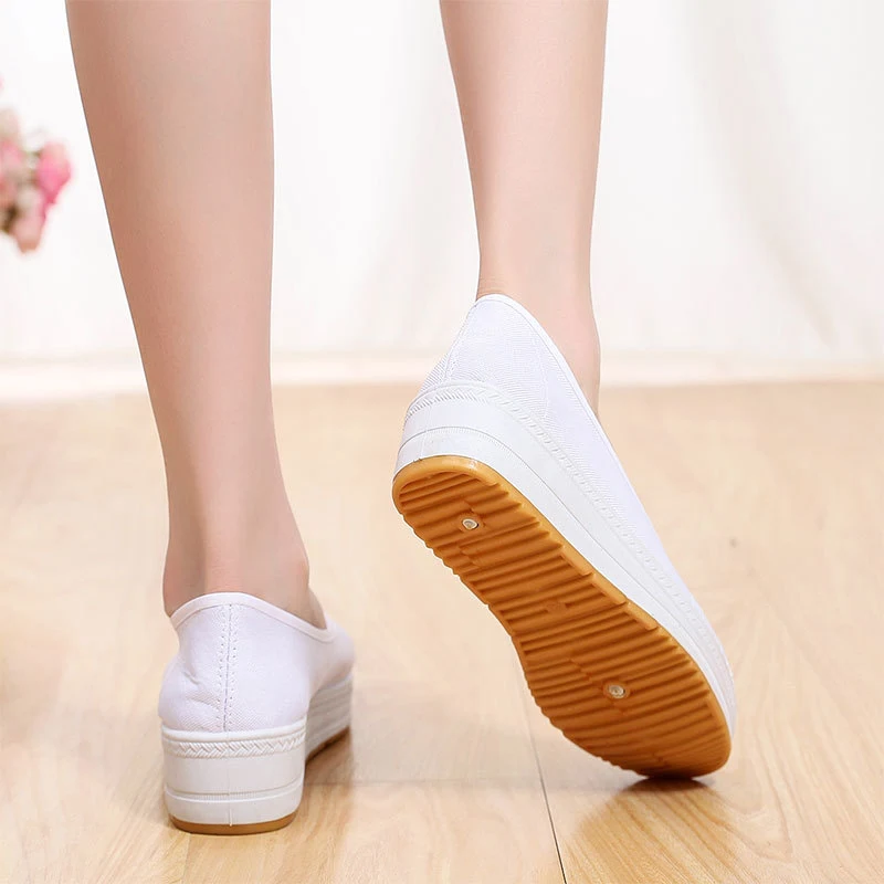 Sapatos de enfermeira femininos brancos com sola grossa e tecido macio, ideais para conforto e suporte durante longas jornadas de trabalho. — foto 5