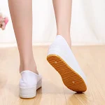 Sapatos de enfermeira femininos brancos com sola grossa e tecido macio, ideais para conforto e suporte durante longas jornadas de trabalho. — foto 5