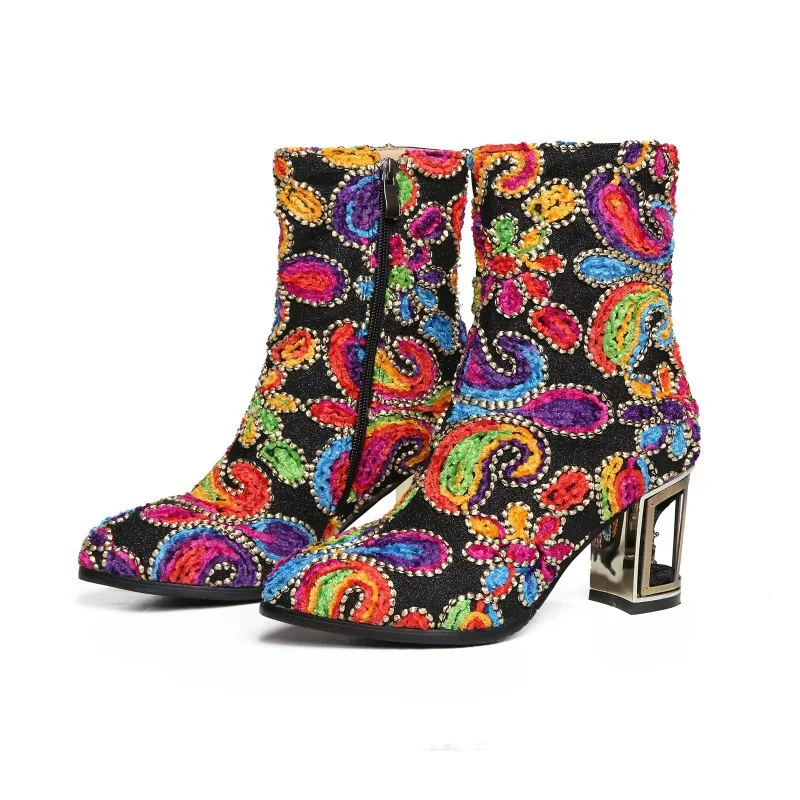 Botas femininas de couro com salto alto, bico fino e detalhe metálico estampado, design elegante para looks sofisticados e modernos. — foto 3