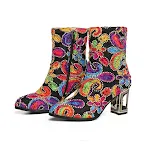 Botas femininas de couro com salto alto, bico fino e detalhe metálico estampado, design elegante para looks sofisticados e modernos. — foto 3