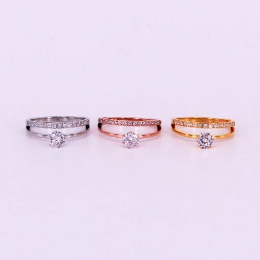 Title 7, Anillo de acero de titanio con circonita de dia...