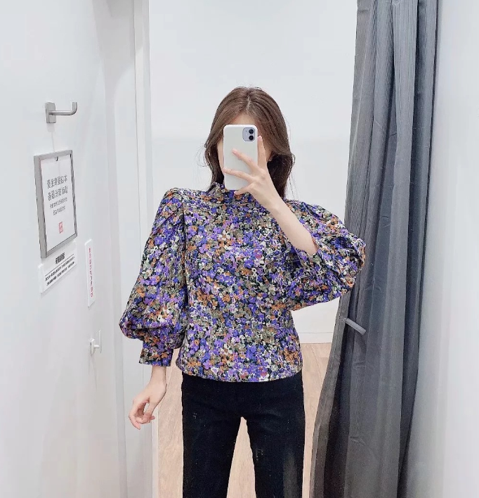 Camiseta feminina fina com estampa do Coringa e gola alta fina, perfeita para um visual estiloso e moderno. Conforto e elegância garantidos. — foto 2