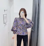 Camiseta feminina fina com estampa do Coringa e gola alta fina, perfeita para um visual estiloso e moderno. Conforto e elegância garantidos. — foto 2