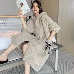 Camicia da notte calda e carina da donna in pile corallo a maniche lunghe — foto 5