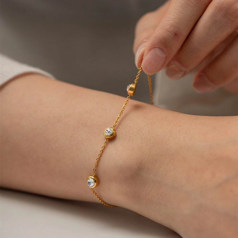 Pulseira de aço inoxidável com zircônias redondas banhada a ouro 18K, elegante e durável para uso diário. — foto 7