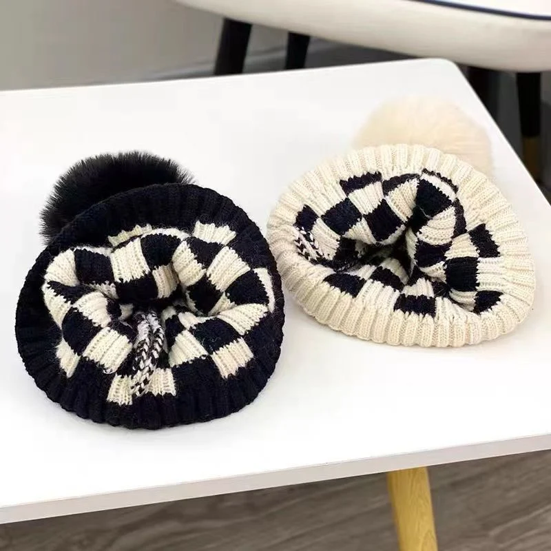 Tabuleiro de xadrez com grade, lã e pompom de pelo infantil. Estimula a criatividade e o raciocínio lógico em crianças, diversão garantida. — foto 10