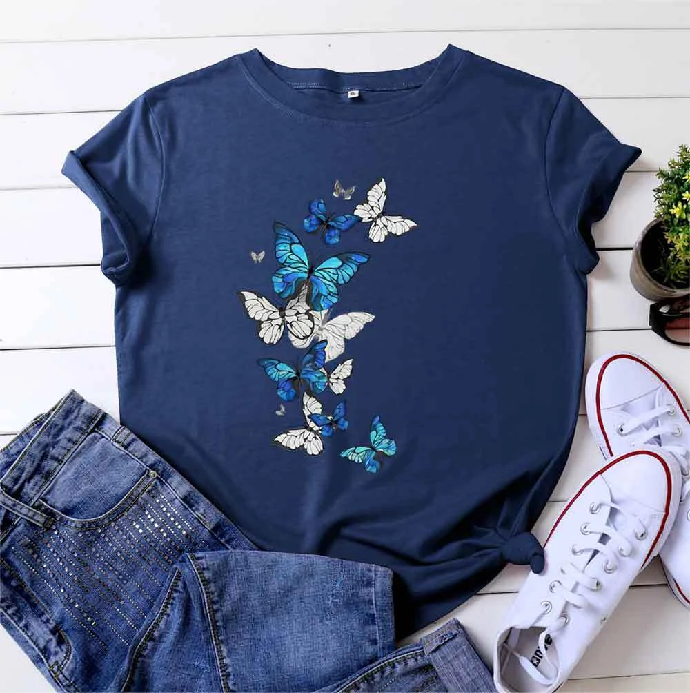 Camiseta de mujer con estampado de mariposas voladoras, cuello redondo y manga corta de algodón, ideal para looks casuales y frescos. — foto 2