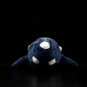 Boneca fofa de baleia franca austral preta. Um brinquedo de pelúcia macio e abraçável, perfeito para crianças e para decoração. — foto 5