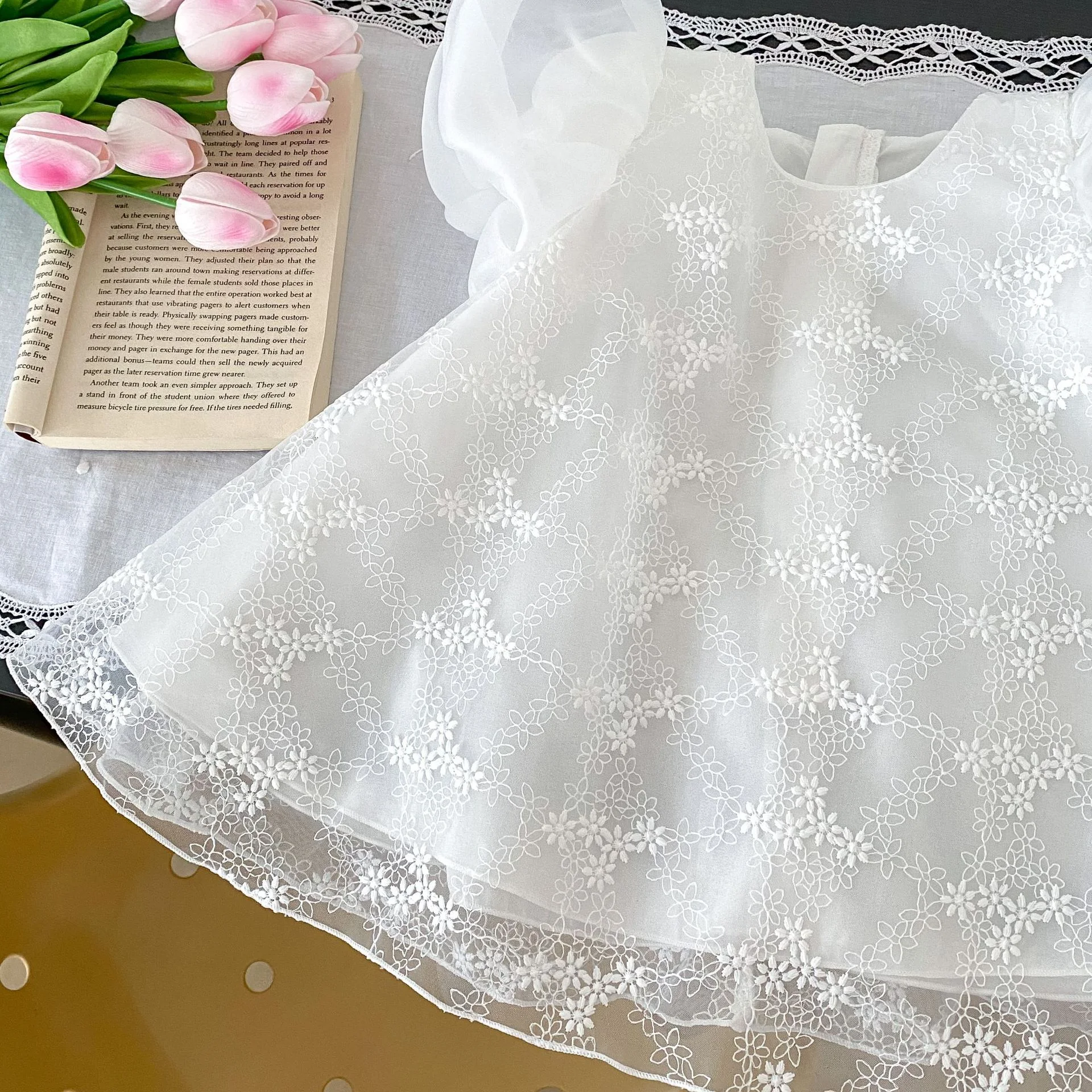 Baby prinses honderd dagen banket kleding pofmouw katoenen kanten rok, een schattige outfit voor een speciale viering. — foto 17