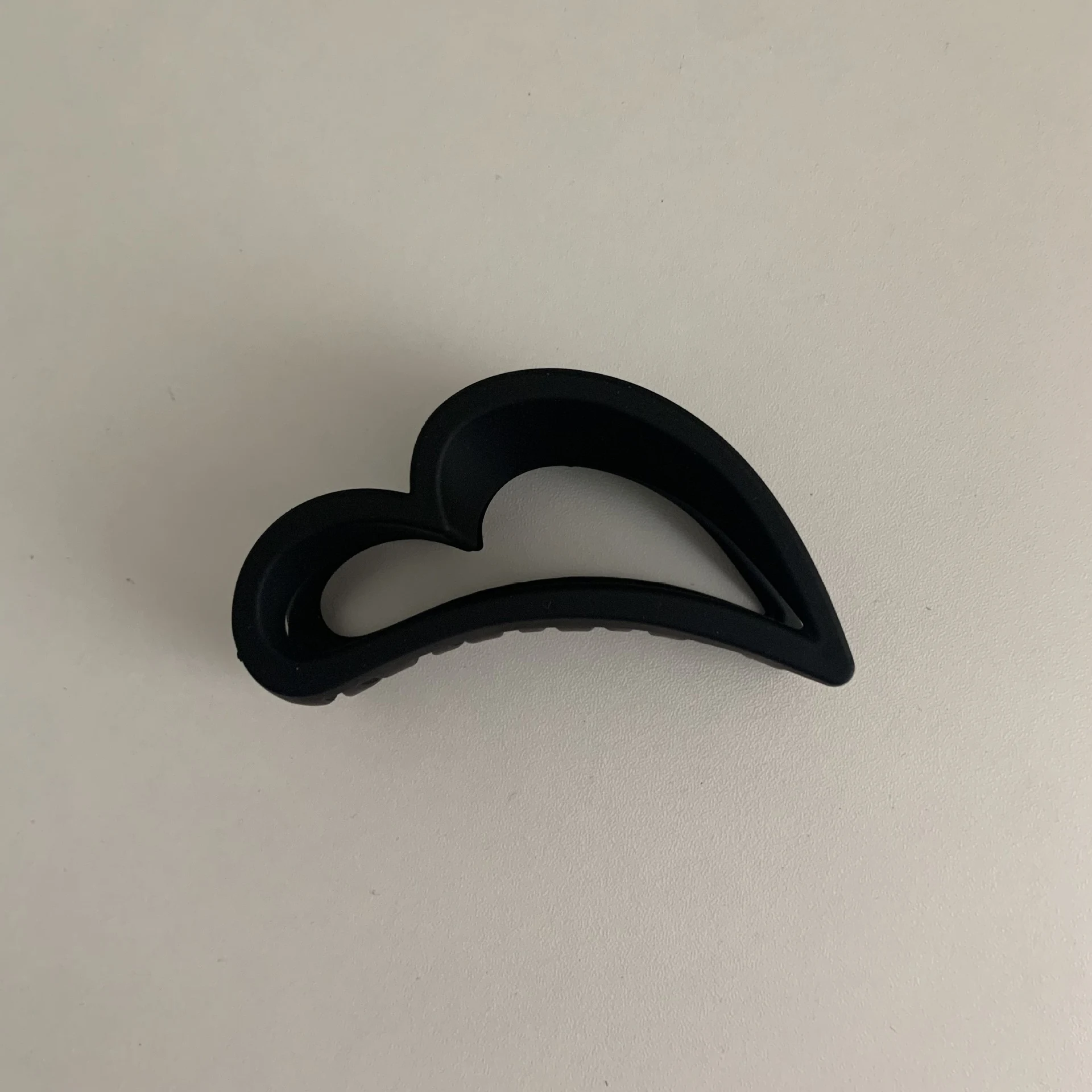 Pinza para el cabello acrílica con textura esmerilada Plastic Love, agarre fuerte, ideal para peinados elegantes y cómodos, sujeción duradera. — foto 12