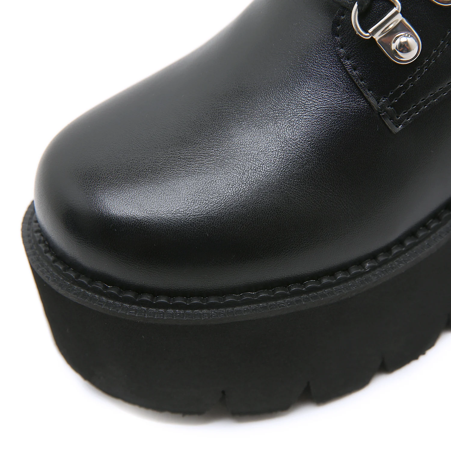 Botas femininas góticas com rebites, cano médio. Destaque-se com estilo! Conforto e moda em um só calçado, perfeito para um visual impactante. — foto 13