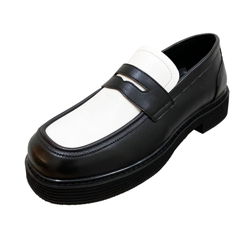 Sapatos masculinos estilo britânico preto e branco, combinam elegância e conforto. Perfeitos para diversas ocasiões, design clássico e moderno. — foto 5