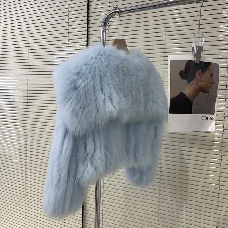 Giacca da donna elegante con collo blu navy e finta pelliccia. Perfetta per l'inverno, offre calore e stile in ogni occasione. — foto 1