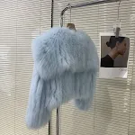 Giacca da donna elegante con collo blu navy e finta pelliccia. Perfetta per l'inverno, offre calore e stile in ogni occasione. — foto 1